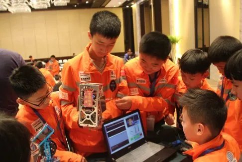 为什么两学生成功造卫星？