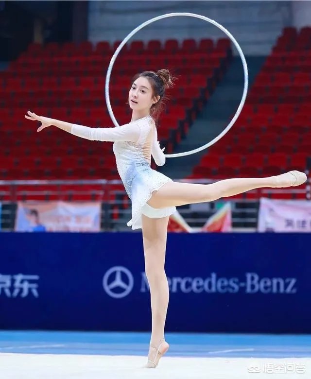 美娜参加艺术体操比赛,为什么场边的观众高喊“湖人总冠军”?