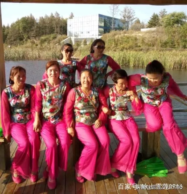 为什么都是大妈跳广场舞?大爷们在干嘛呢?大妈打扮的花枝招展,男人们呢?