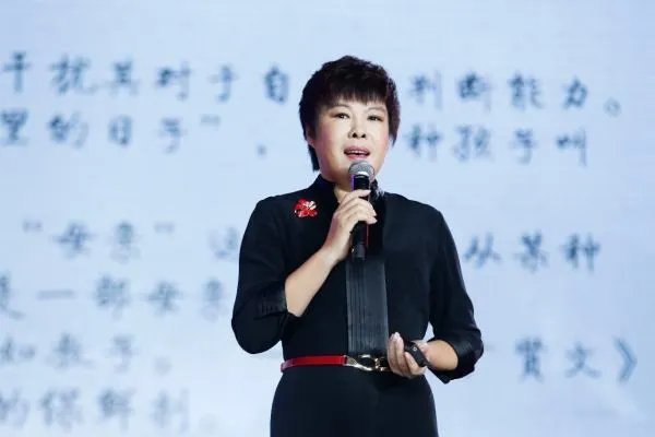 当年被北大学生轰下台的于丹:在跌落神坛的日子里,丈夫怎样做了?
