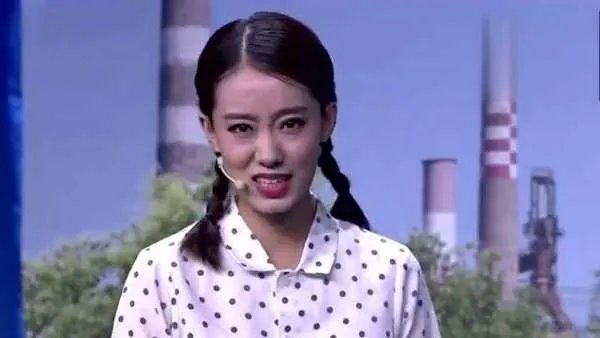 在春晚上跷二郎腿出名的冯巩“女儿”张小斐,为什么她最感谢的人是贾玲?