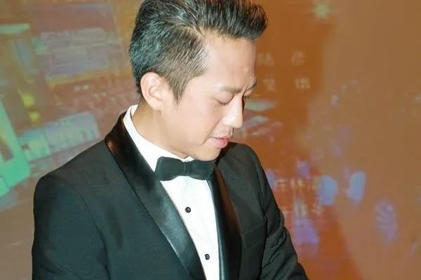 邓超好像孙俪保镖保驾护航，你是否理解这种行为？