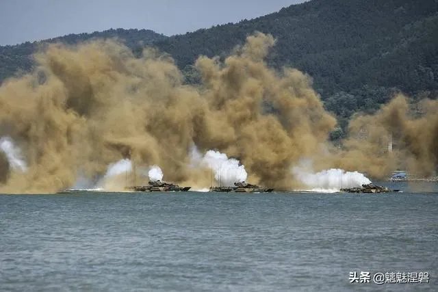 05式两栖步兵战车本身可以海上浮渡,为何还要用726气垫登陆艇运输?