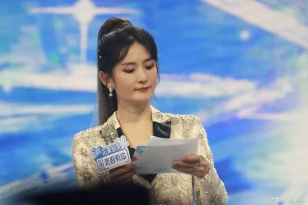 谢娜挺孕肚回归《快本》,你觉得这次回归她的状态如何?