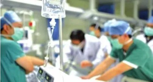 工人被四根钢筋贯穿受伤后情况如何?