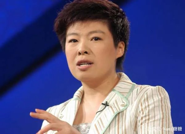 当年被北大学生轰下台的于丹:在跌落神坛的日子里,丈夫怎样做了?