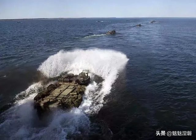 05式两栖步兵战车本身可以海上浮渡,为何还要用726气垫登陆艇运输?