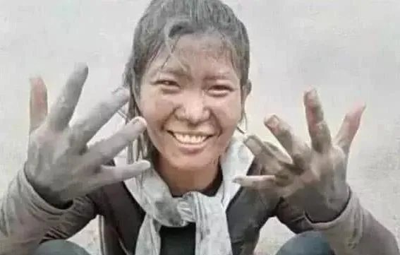 还记得卖惨走红的“水泥西施”吗?真实身份曝光后,过得如何?