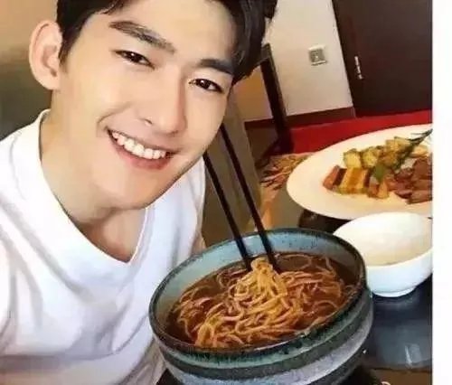 张翰为何总脱离不开郑爽?这碗牛肉面的“梗”又何时能过去?