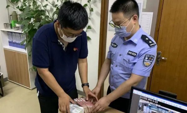装有10万现金的包在机场被拎走,此事具体是何情况?