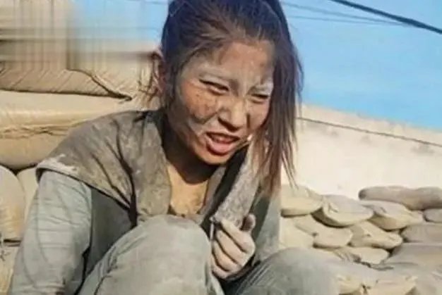 还记得卖惨走红的“水泥西施”吗?真实身份曝光后,过得如何?