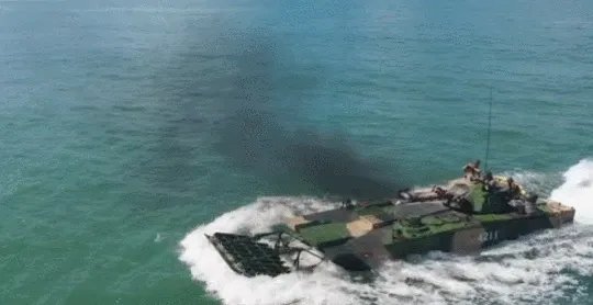 05式两栖步兵战车本身可以海上浮渡,为何还要用726气垫登陆艇运输?