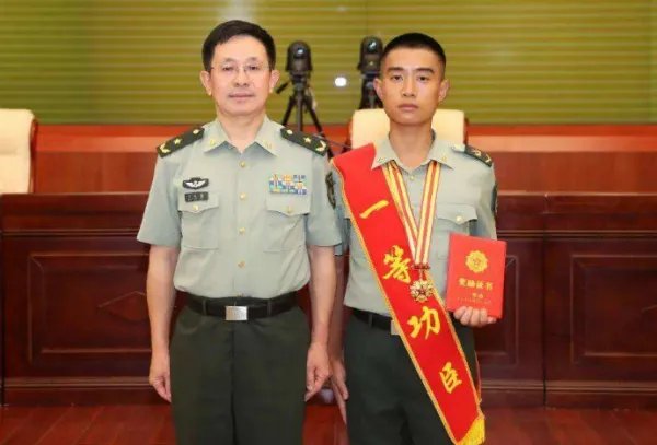 救4人荣立一等功的战士捐出1万元奖金，为何要捐出去？