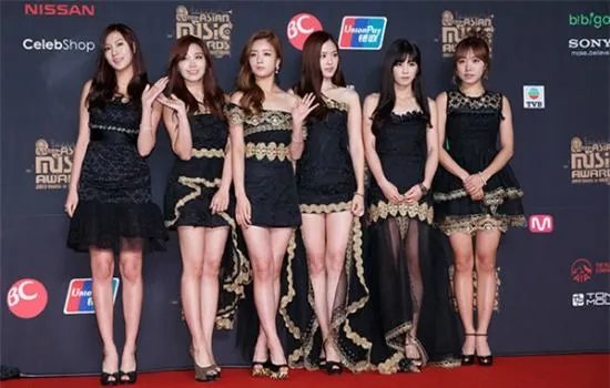 2013MAMA颁奖典礼上这三个女是韩国哪个组合的?(或者说这六个女的、因为衣服颜色穿的不一样、所