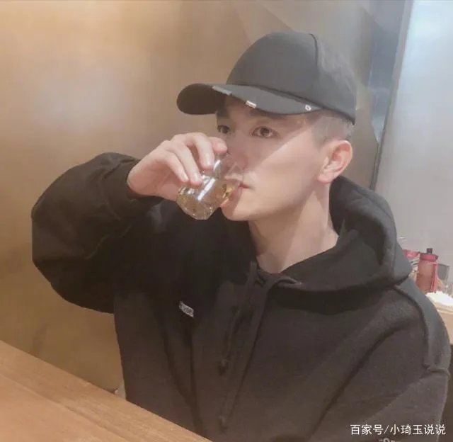 张馨予晒素颜自拍,发现素颜照特别好看,你们看看好看在哪呢?