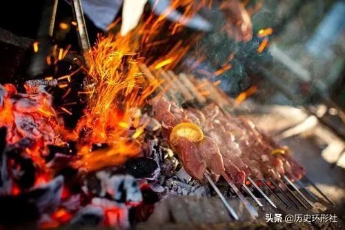 幼儿园开不出工资，老师转行卖烧烤火了，家长很捧场，你怎么看？