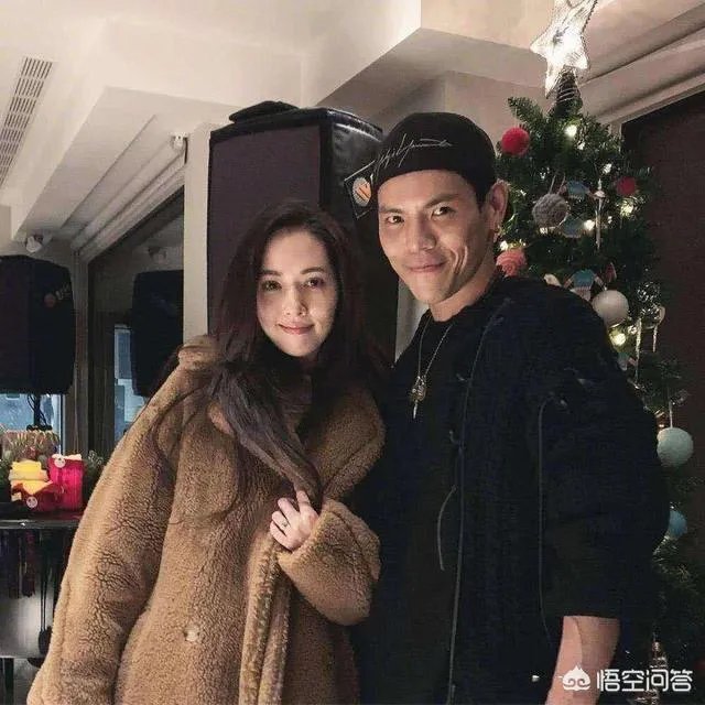 向佐郭碧婷默认恋情后亲密同框,你看好两人吗?有何祝福?