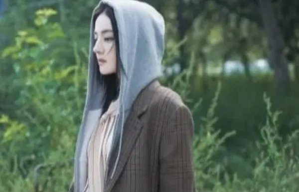 迪丽热巴秋冬男友感十足,她这次的造型帅气吗?