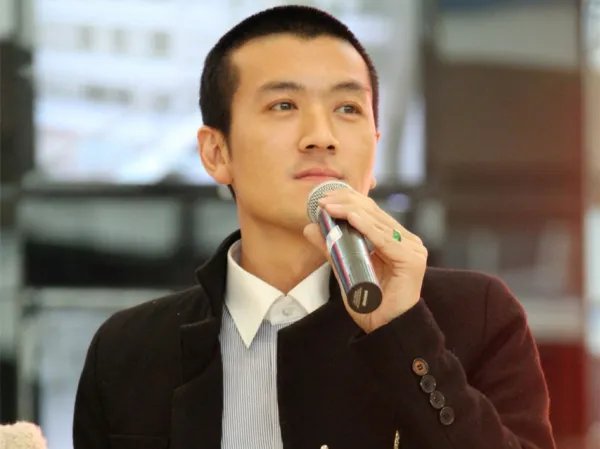 杨子罕见晒女儿近照,19岁杨海润从小美到大,是不是像黄圣依呢?