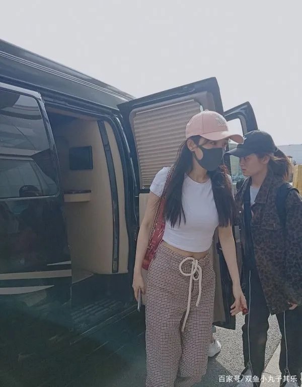 杨幂的“渣女”站姿，腰和臀凸成90度，真的学不来吗？