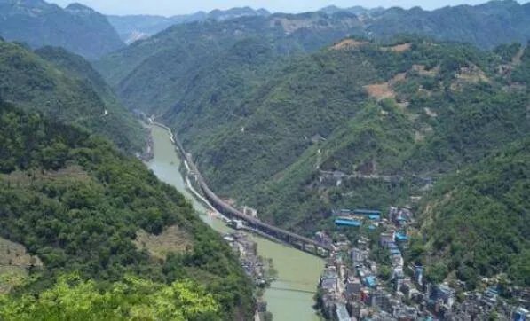 云南最窄的峡谷县城