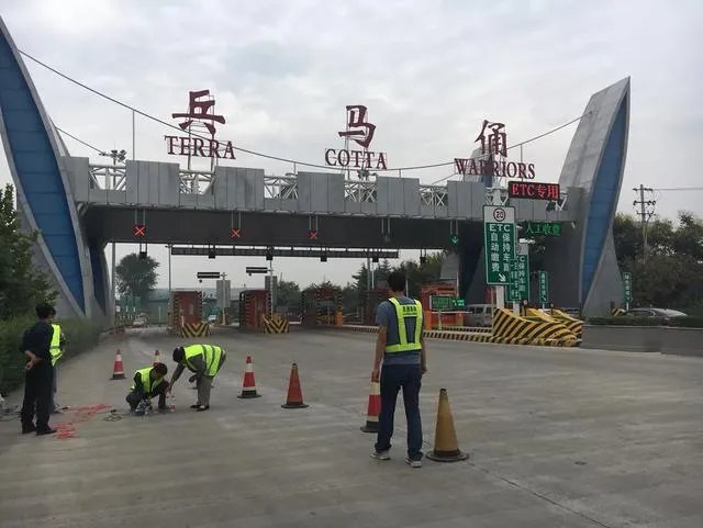市政洒水路结冰,西安高架30余车连撞,你怎么看?