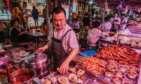 国内最好逛的地摊夜市,兰州正宁路可以上榜吗?
