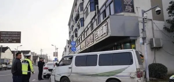 一辆面包车上装60个液化气钢化瓶,上路后被查,有哪些安全隐患?