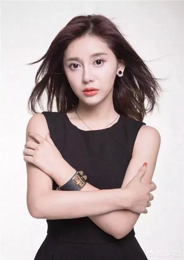 美娜参加艺术体操比赛,为什么场边的观众高喊“湖人总冠军”?