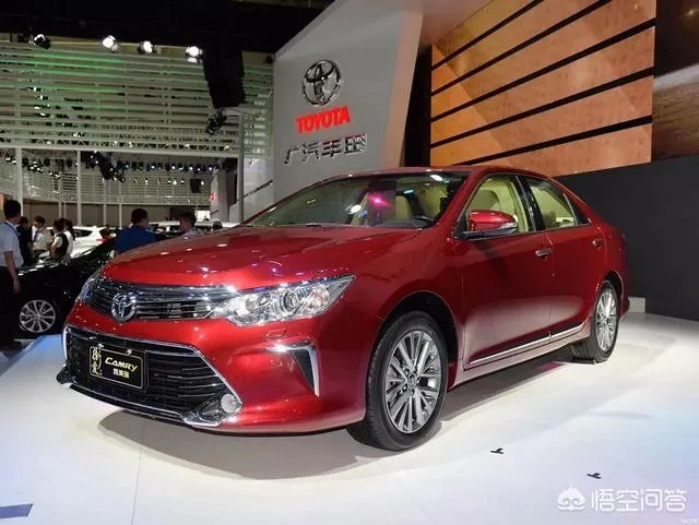 7代凯美瑞2.0豪华版的车型落地多少钱?