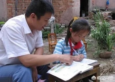 您觉得老师让家长批改作业这个做法对吗?为什么?