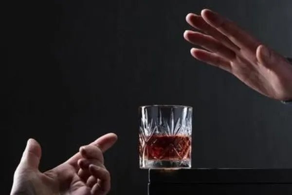 53岁陈小春被嘲没教养,宴席上乱翻菜,这样的行为是不是很让人讨厌?