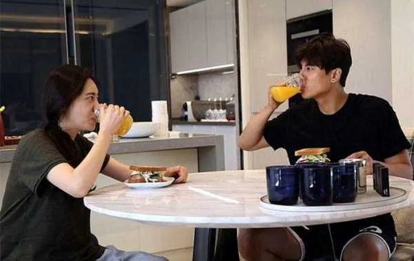 于晓光和秋瓷炫怎么认识的?