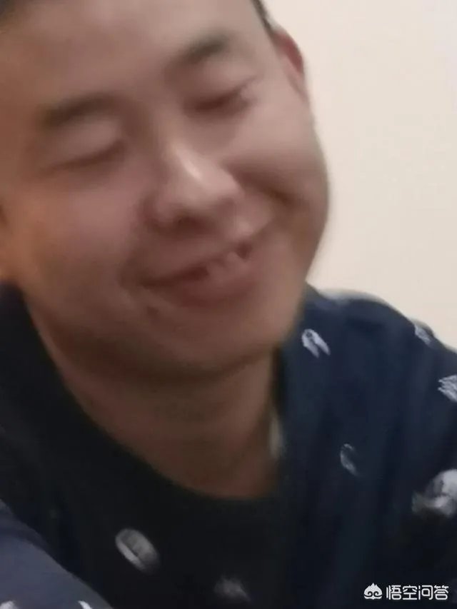 钱小豪在《大头绿衣斗僵尸》中的武功是不是很弱？你如何看待他的表现？
