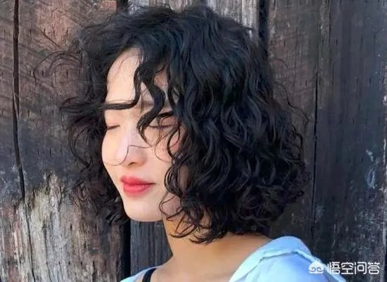 女生波波头烫发发型?