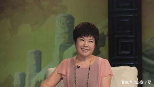当年被北大学生轰下台的于丹:在跌落神坛的日子里,丈夫怎样做了?