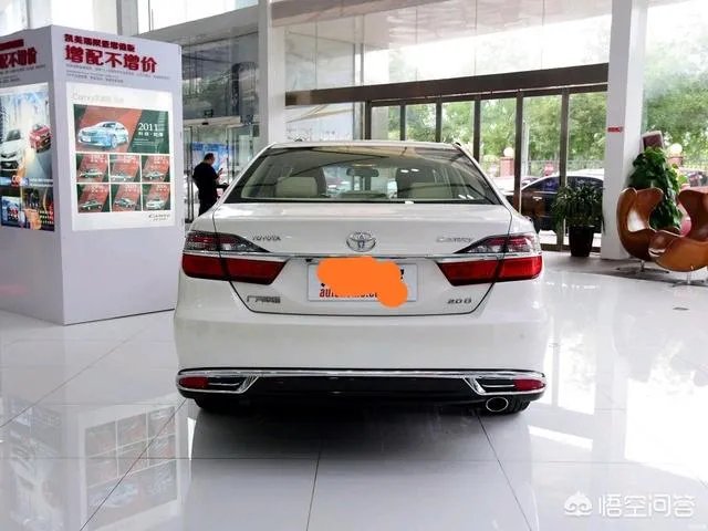 7代凯美瑞2.0豪华版的车型落地多少钱?