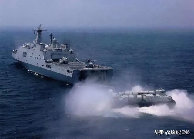 05式两栖步兵战车本身可以海上浮渡,为何还要用726气垫登陆艇运输?