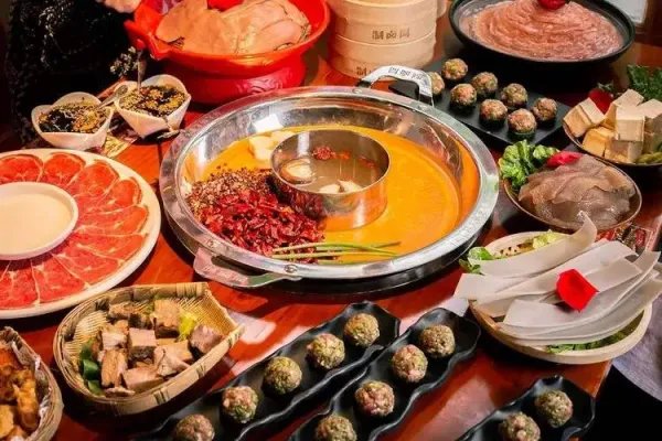 女子火锅配冰奶茶上吐下泻碱中毒，目前该女子情况如何？在外就餐要注意啥？