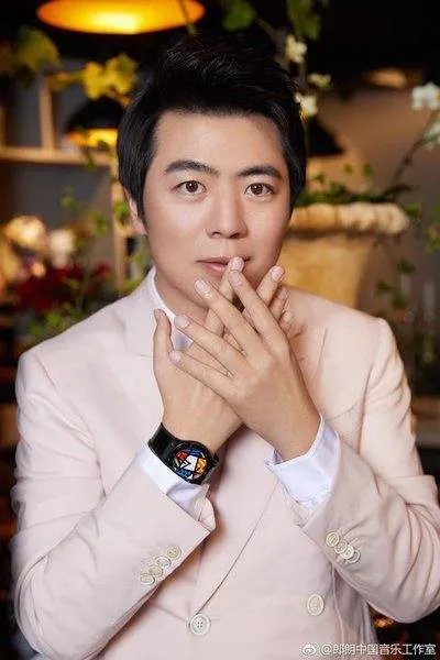 天才钢琴师郎朗：和巩新亮相恋4年，为何最后娶了一个混血女人？