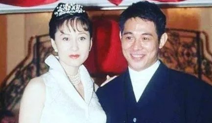 李连杰女儿不像利智,赌王女儿长相酷似利智,观众:太奇怪了,怎么回事?