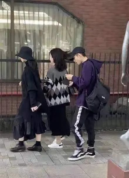 陈伟霆紧盯宋妍霏不放,周扬青看后满脸怒意,三个人之间是什么关系?