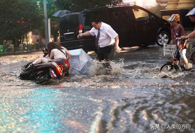 一个台风大约能携带多少吨水?