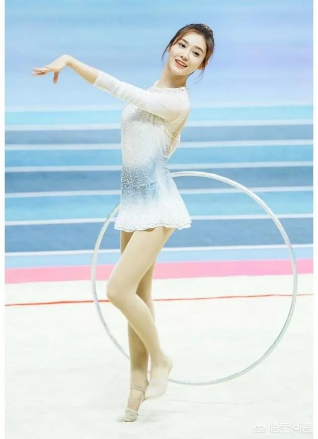 美娜参加艺术体操比赛,为什么场边的观众高喊“湖人总冠军”?
