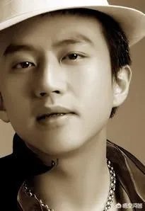 赵薇监制新剧《谁都渴望遇见你》,娱乐圈中像这样演员转向导演制作的还有哪些人呢?