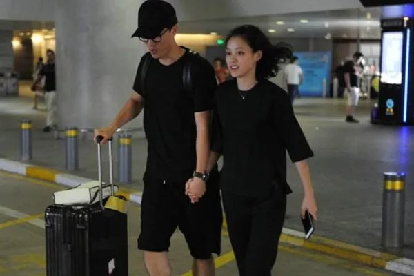 作为创造中国田径历史第一人的刘翔，为何和吴莎结婚后就低调了很多？