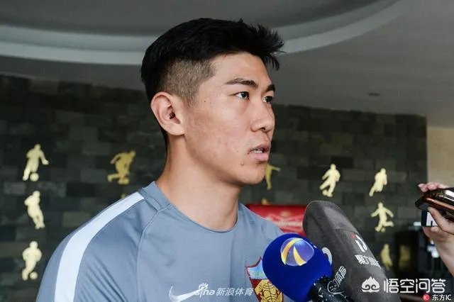 如何看待天津权健队长刘奕鸣在足协杯输球后与罚丢点球的储今朝相拥而笑?