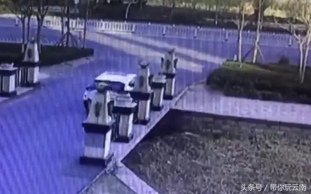 女司机开车“爬”护桥栏杆,下车后先玩自拍,你怎么看?