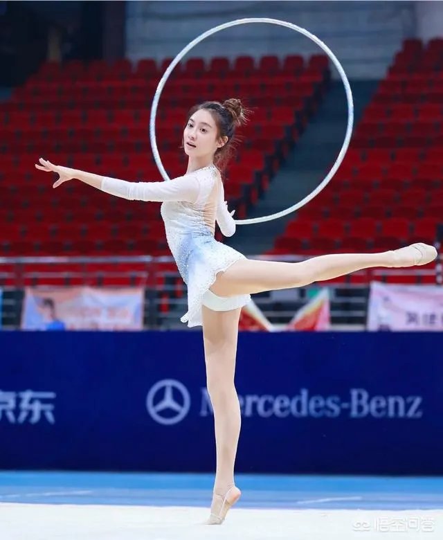美娜参加艺术体操比赛,为什么场边的观众高喊“湖人总冠军”?