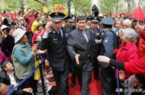 怎么看待朱之文家门被踹？怎么解决这股无赖之风？